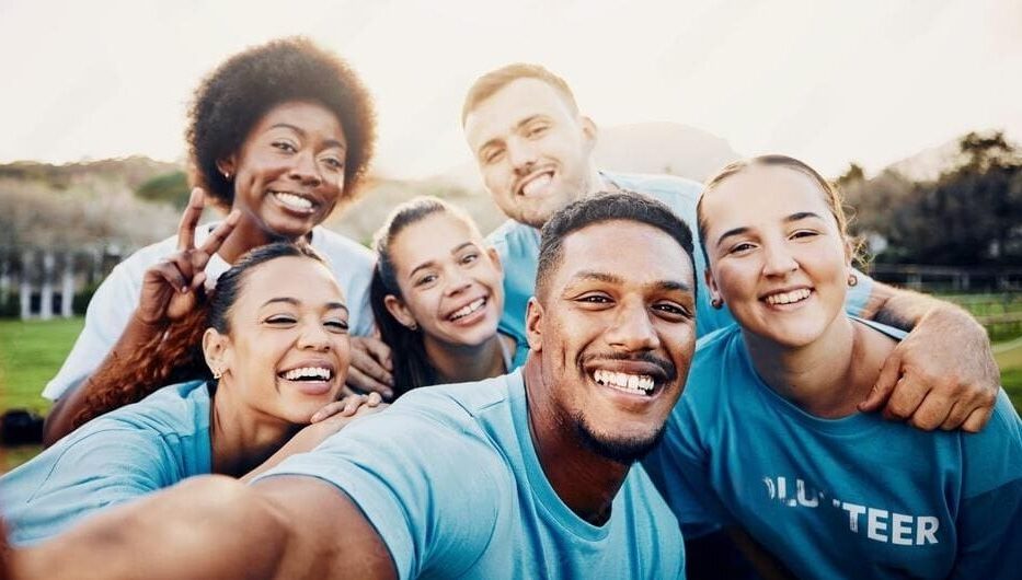 A group of people that are taking a selfie